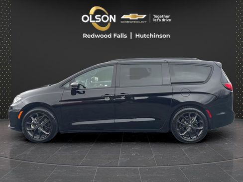 Used 2025 Chrysler Pacifica Limited image 2