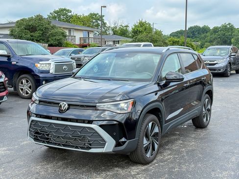 Used 2025 Volkswagen Taos SE w/ Panoramic Sunroof Package AWD/4WD image 5