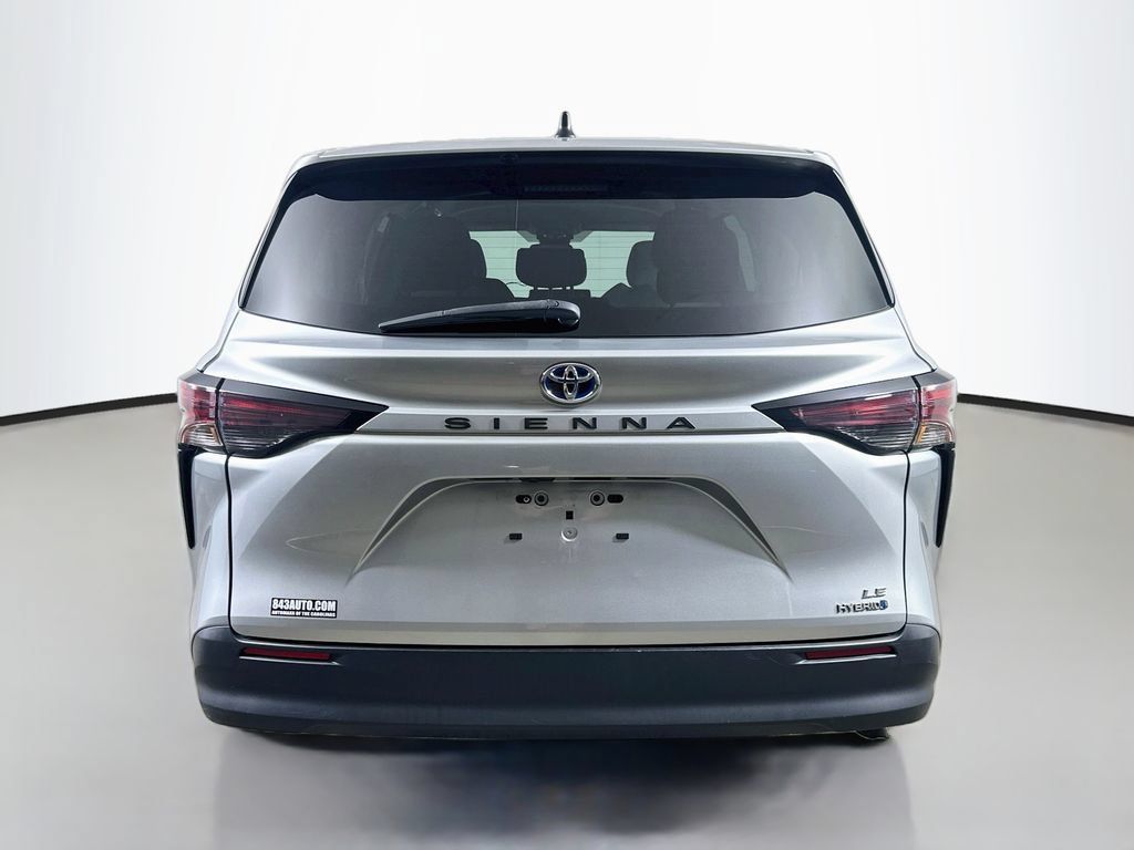 Used 2024 Toyota Sienna LE FWD image 6