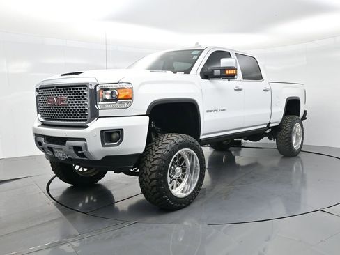 Used 2017 GMC Sierra 2500 Denali w/ Duramax Plus Package image 2