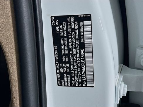 Certified 2023 Porsche Macan AWD/4WD image 36