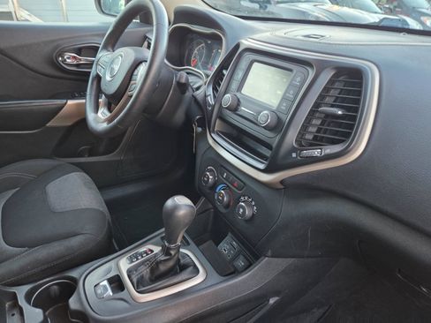 Used 2018 Jeep Cherokee Latitude FWD image 17