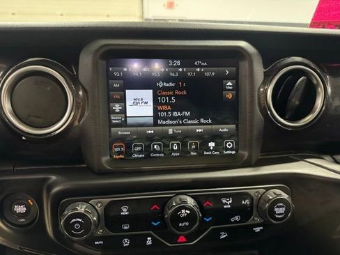 Used 2020 Jeep Wrangler Unlimited Sahara image 19