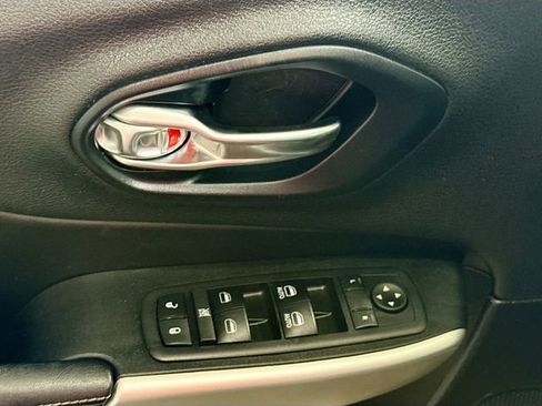 Used 2018 Jeep Cherokee Latitude Plus w/ Cold Weather Group image 19