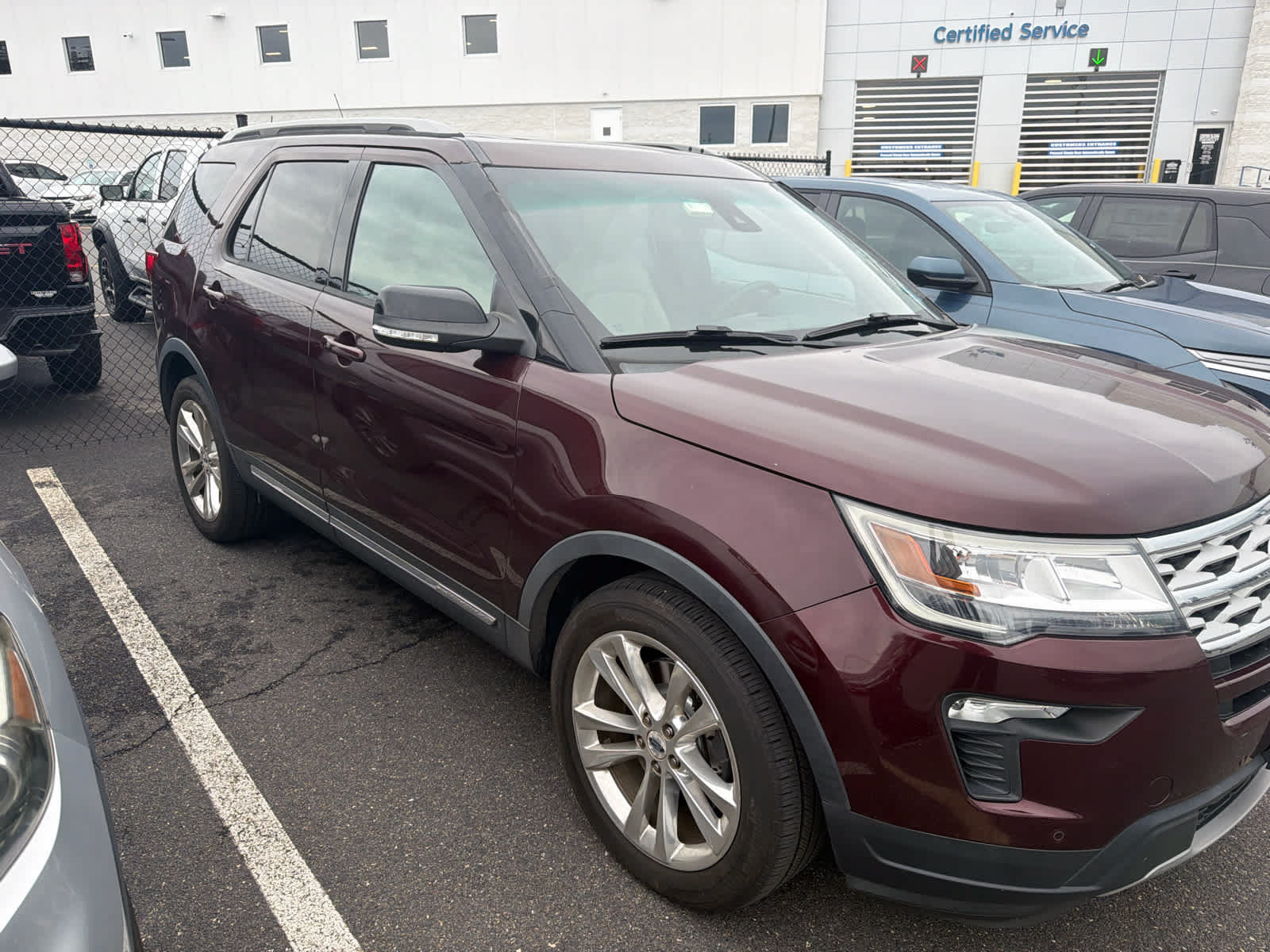 Used 2018 Ford Explorer XLT w/ Equipment Group 202A AWD/4WD image 2