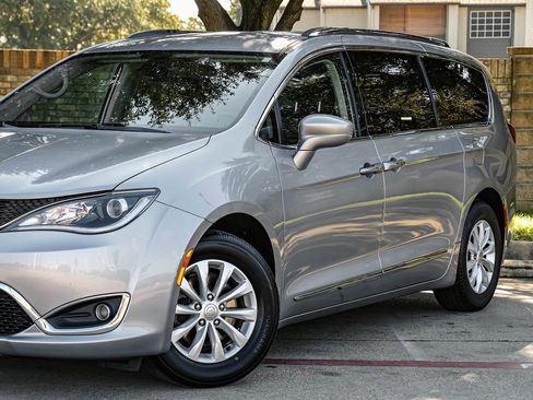 Used 2019 Chrysler Pacifica Touring-L image 11