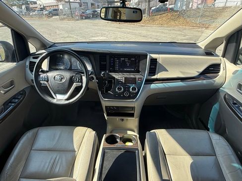 Used 2017 Toyota Sienna XLE image 12