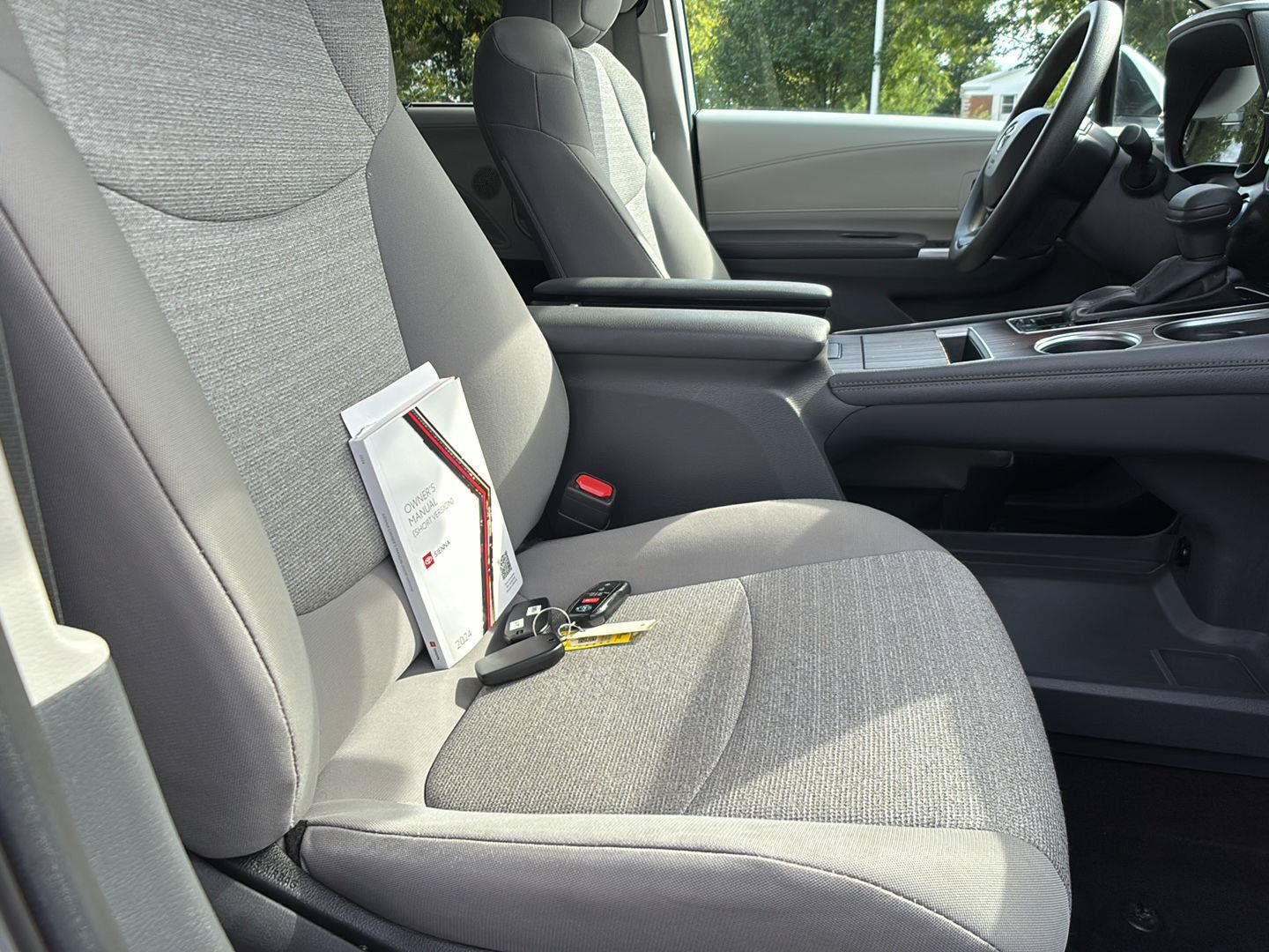 Used 2024 Toyota Sienna LE AWD/4WD image 23