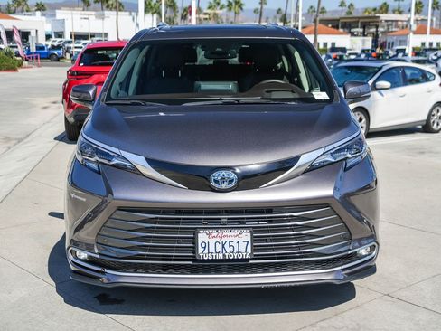 Certified 2024 Toyota Sienna Platinum FWD image 4