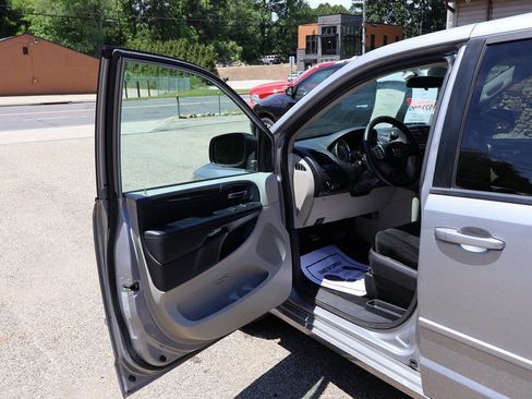 Used 2016 Dodge Grand Caravan SE w/ Quick Order Package 29E SE FWD image 17