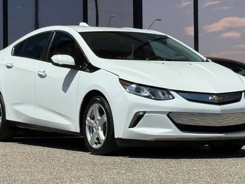 Used 2017 Chevrolet Volt LT w/ Comfort Package FWD image 18