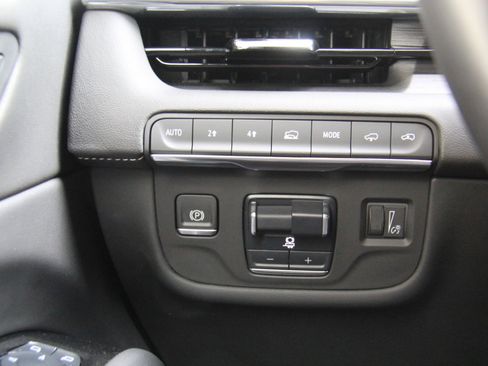 Used 2024 Cadillac Escalade Premium Luxury w/ Performance Package image 14