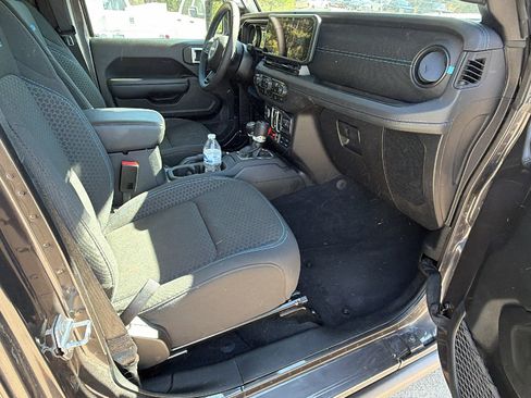 Used 2025 Jeep Wrangler Unlimited Rubicon 4xe w/ Convenience Group AWD/4WD image 19