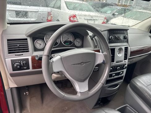 Used 2010 Chrysler Town & Country Touring image 6