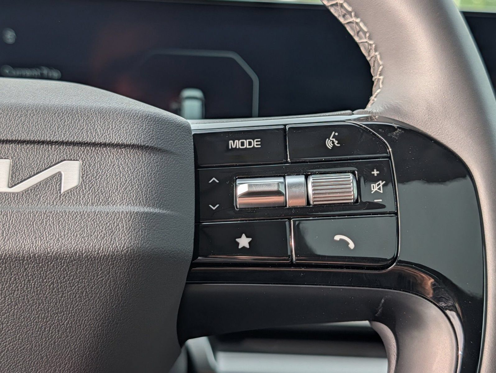 New 2027 Kia Carnival SX w/ Dark Edition Package FWD image 38