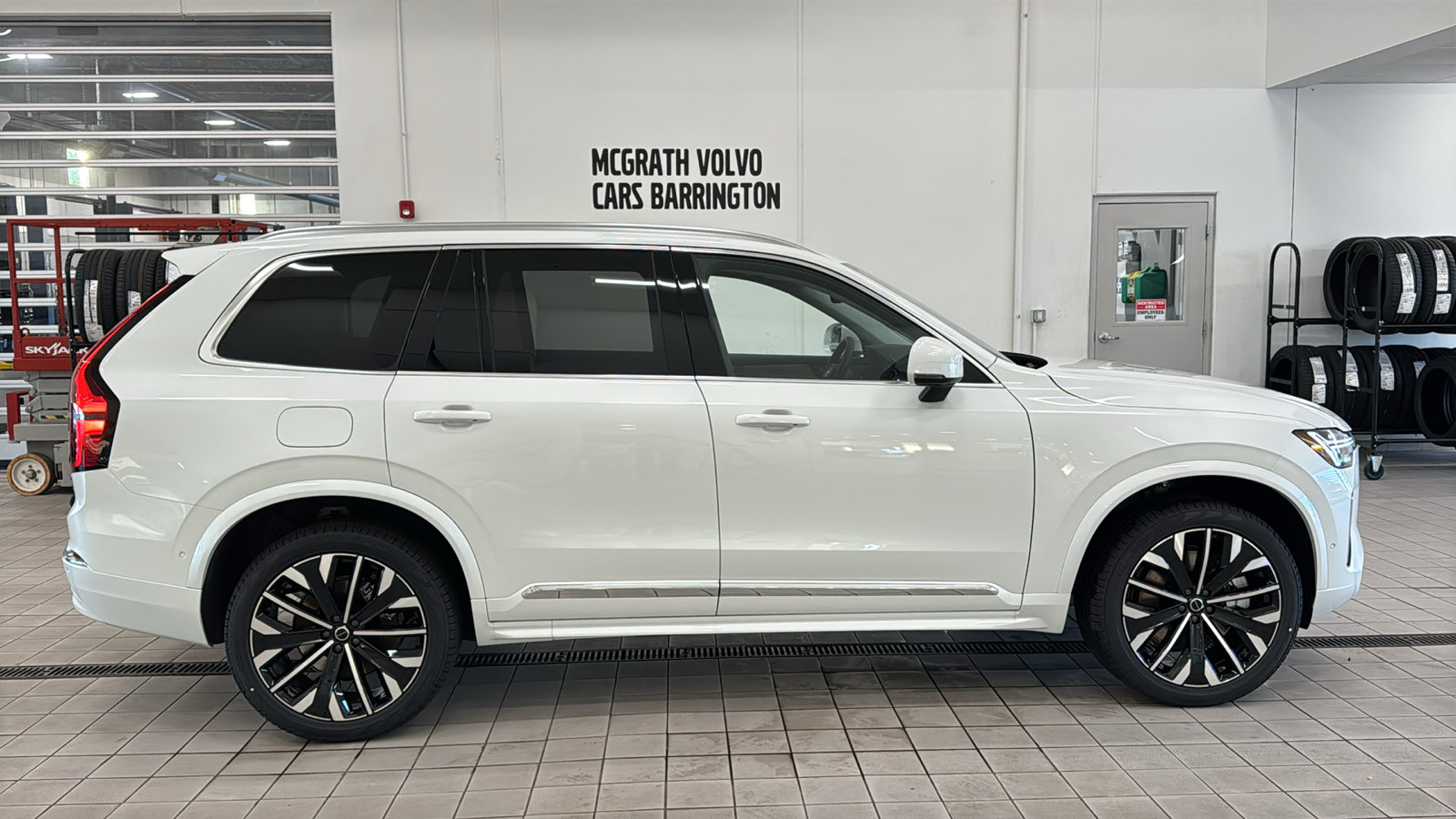 New 2026 Volvo XC90 T8 Plus w/ Protection Package Premier AWD/4WD image 4
