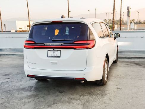 New 2027 Chrysler Pacifica Select FWD image 9