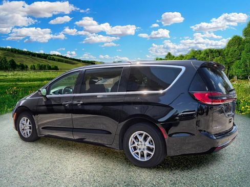 Used 2024 Chrysler Pacifica Touring-L FWD image 4