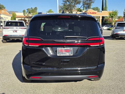 New 2026 Chrysler Pacifica Select w/ S Appearance Package image 5