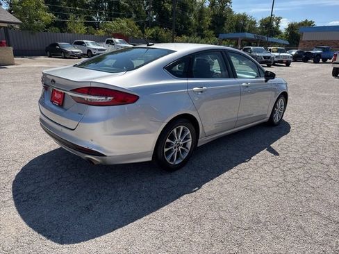 Used 2017 Ford Fusion SE w/ Fusion SE Technology Package image 4