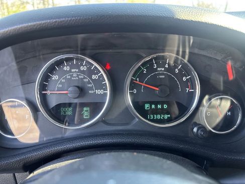 Used 2017 Jeep Wrangler Unlimited Sahara w/ Connectivity Group AWD/4WD image 10