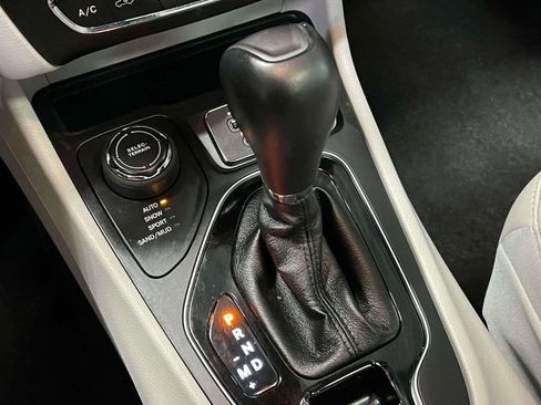 Used 2021 Jeep Cherokee Limited image 34