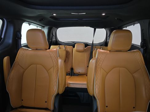 Used 2021 Chrysler Pacifica Pinnacle FWD image 18