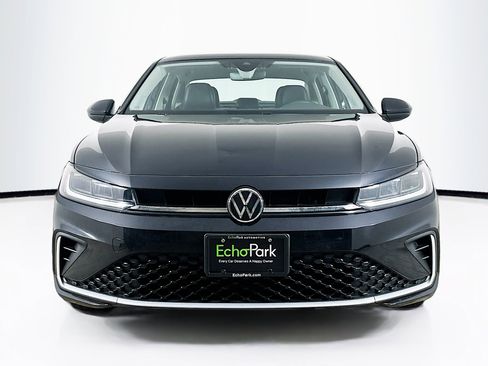 Used 2025 Volkswagen Jetta SE image 2