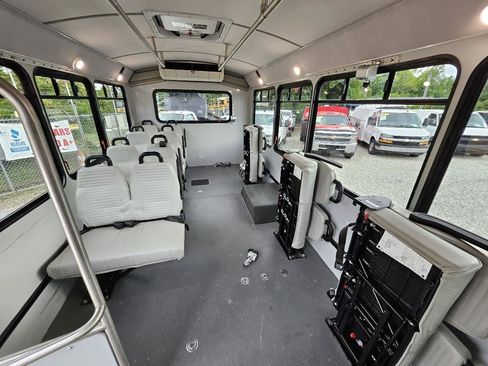 Used 2018 Chevrolet Express 4500 w/ Shuttle Bus Package RWD image 26