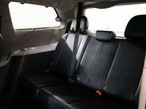 Used 2019 Toyota Sienna SE image 27