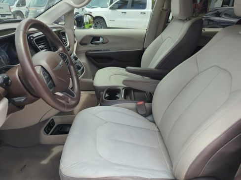 Used 2018 Chrysler Pacifica Touring-L w/ Advanced Safetytec Group FWD image 13