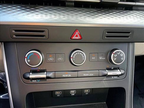 Used 2023 Kia Carnival LX FWD image 23