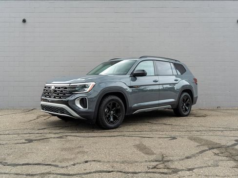 Certified 2026 Volkswagen Atlas Peak Edition AWD/4WD image 1