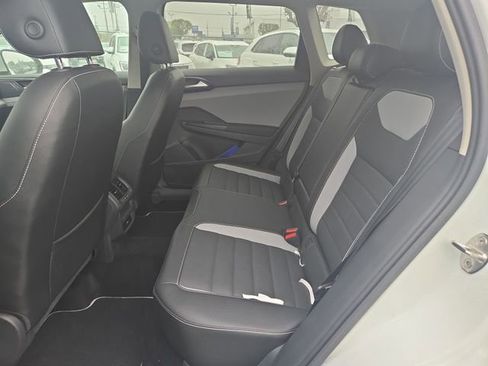 Used 2023 Volkswagen Taos SEL AWD/4WD image 11