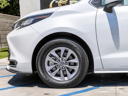 Used 2023 Toyota Sienna XLE FWD image 9