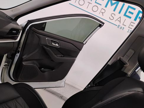 Used 2025 Nissan Rogue Platinum w/ Tech Package image 31