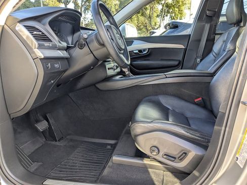 Used 2018 Volvo XC90 T6 Momentum w/ Convenience Package image 2