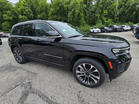 Used 2023 Jeep Grand Cherokee Overland w/ Luxury Tech Group IV AWD/4WD image 10