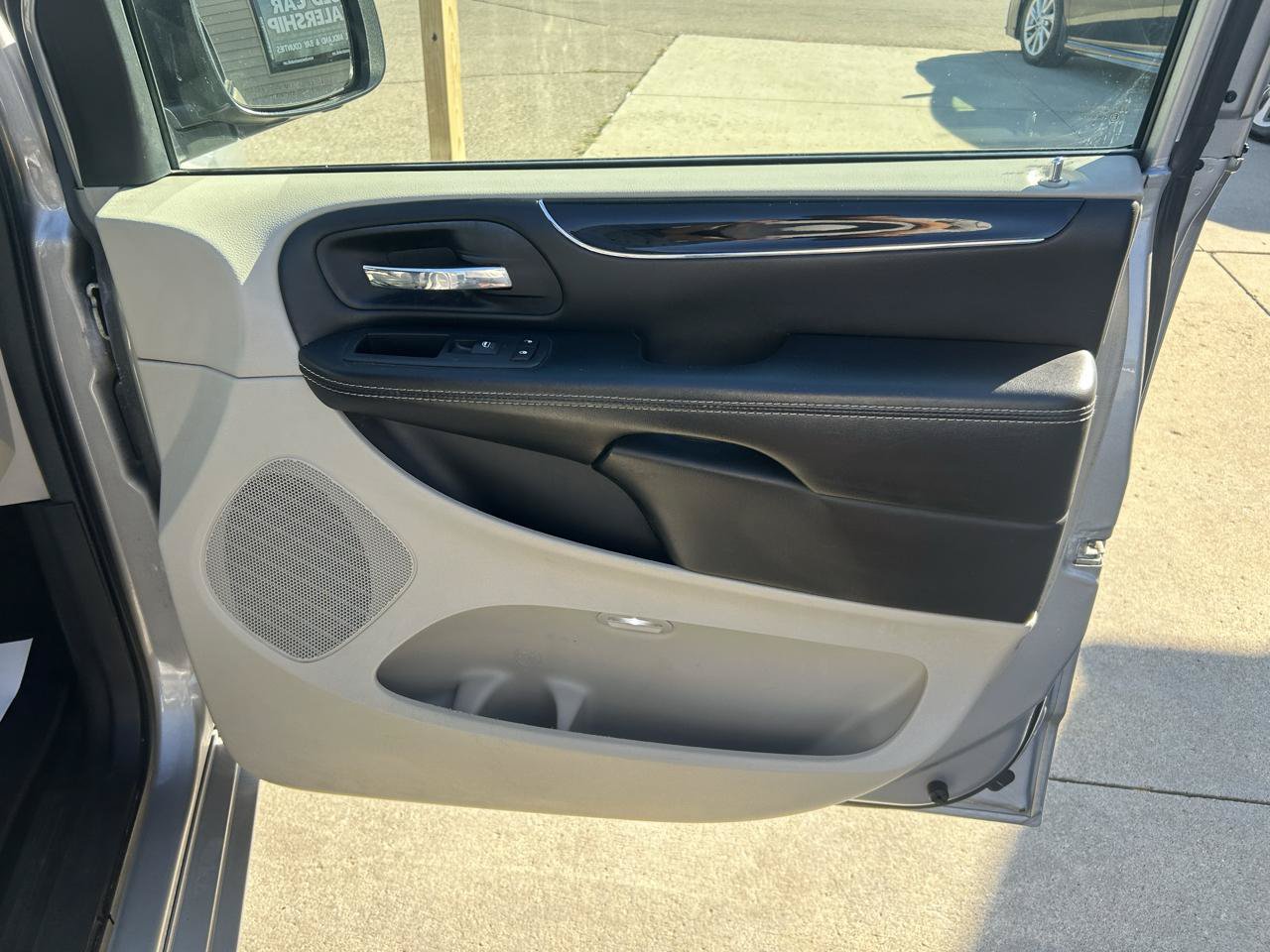 Used 2016 Dodge Grand Caravan SXT FWD image 15