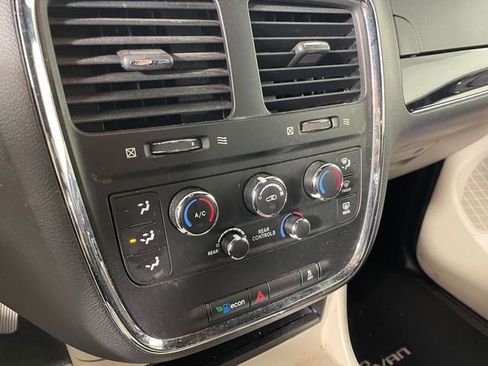 Used 2017 Dodge Grand Caravan SXT FWD image 8