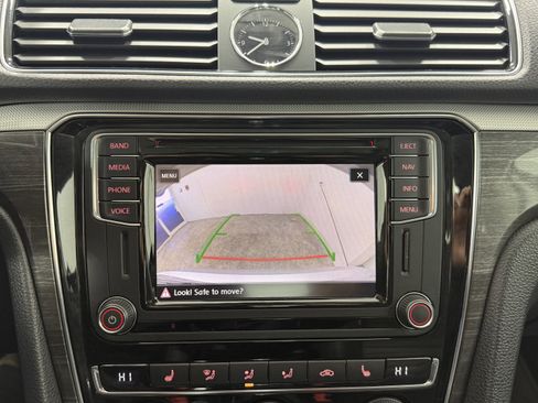 Used 2017 Volkswagen Passat 3.6 SEL Premium image 20