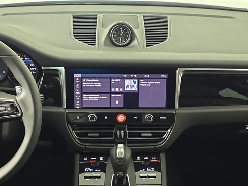 Certified 2026 Porsche Macan AWD/4WD image 19