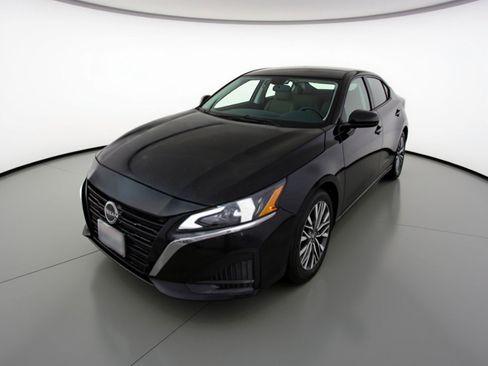 Used 2025 Nissan Altima 2.5 SV FWD image 3