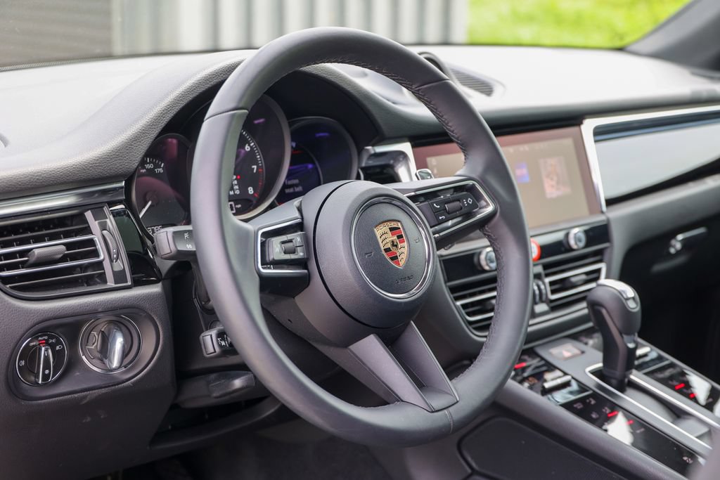 Certified 2026 Porsche Macan AWD/4WD image 33