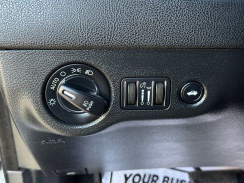 Used 2017 Chrysler 300 C Platinum image 30