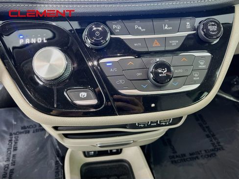 Used 2021 Chrysler Pacifica Touring-L FWD image 22