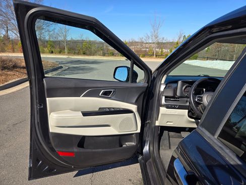 Certified 2023 Kia Carnival LX image 20