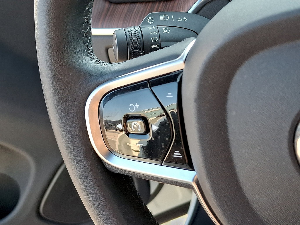 Certified 2024 Volvo XC60 B5 Plus w/ Protection Package AWD/4WD image 23