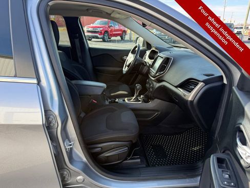 Used 2016 Jeep Cherokee Latitude w/ Cold Weather Group image 39