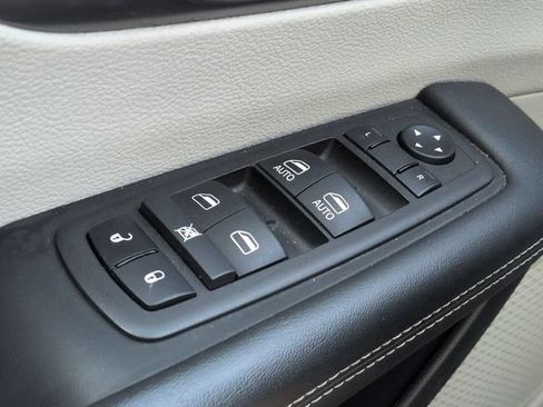 Certified 2024 Chrysler Pacifica Touring-L FWD image 24